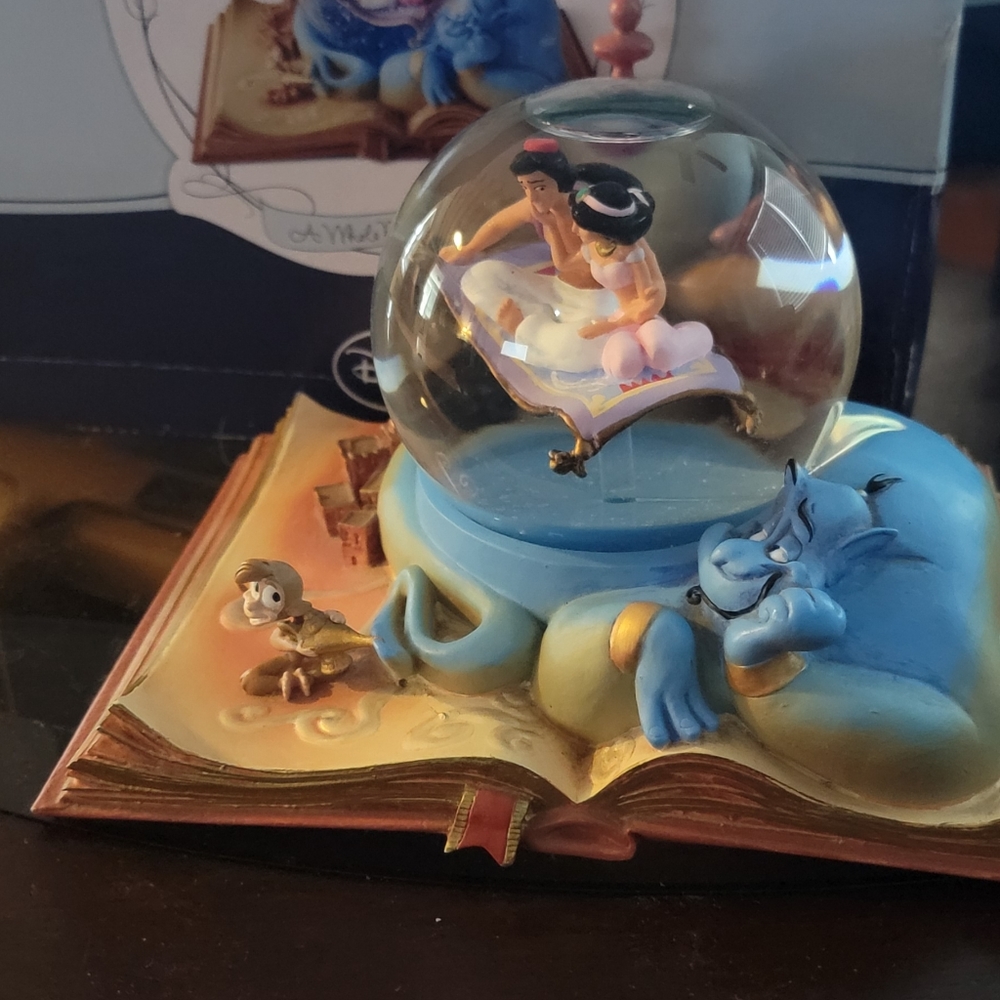 Hallmark Wonders Within Disney Alladin Snow Globe